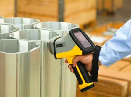 สามารถใช้สารละลายเคมีและแม่เหล็กเพื่อระบุความถูกต้องของตัวยึดสแตนเลสได้อย่างรวดเร็วหรือไม่