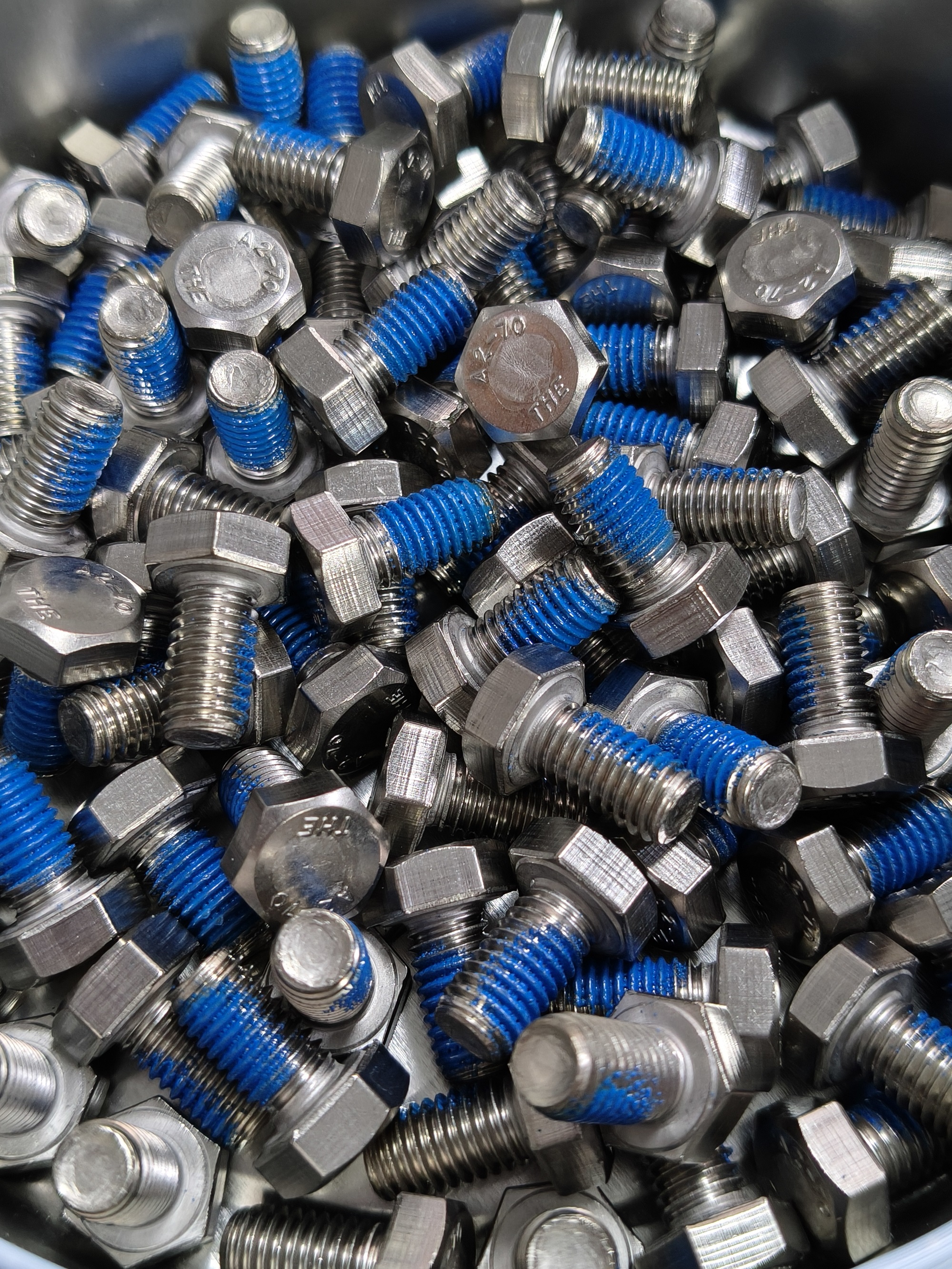 เหตุใดกาวล็อคเกลียวจึงถูกจัดประเภทเป็นกาวเคมีและกาวไนลอน